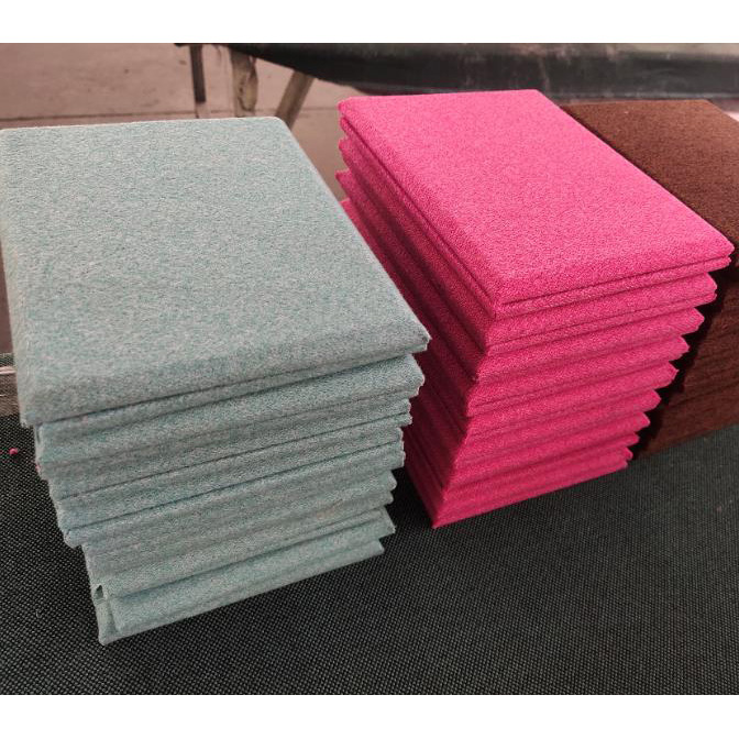 Napa sampeyan kudu milih kain akustik karo fiberglass kanggo papan umum sing luwih tenang?